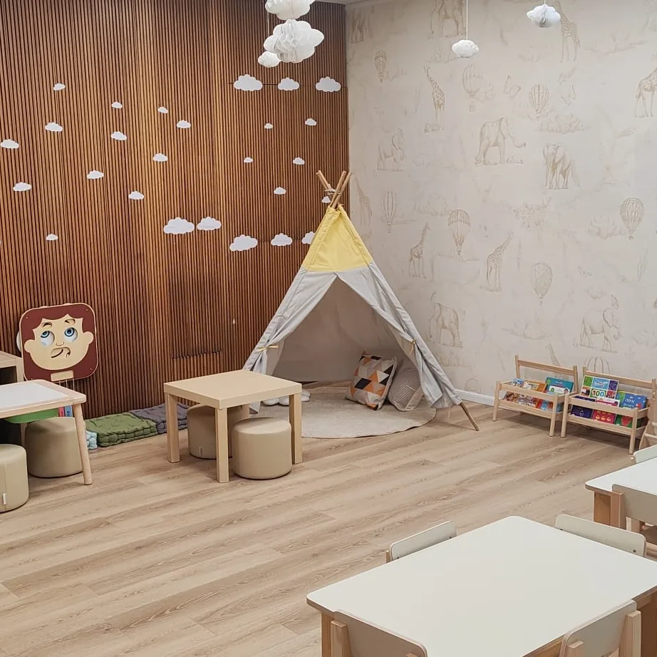 חדר גן יחדיו ב-ChillPlay, עם אוהל ופינות פעילות