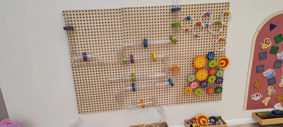 לוח משחק מגנטי אינטראקטיבי בחלל הגדול