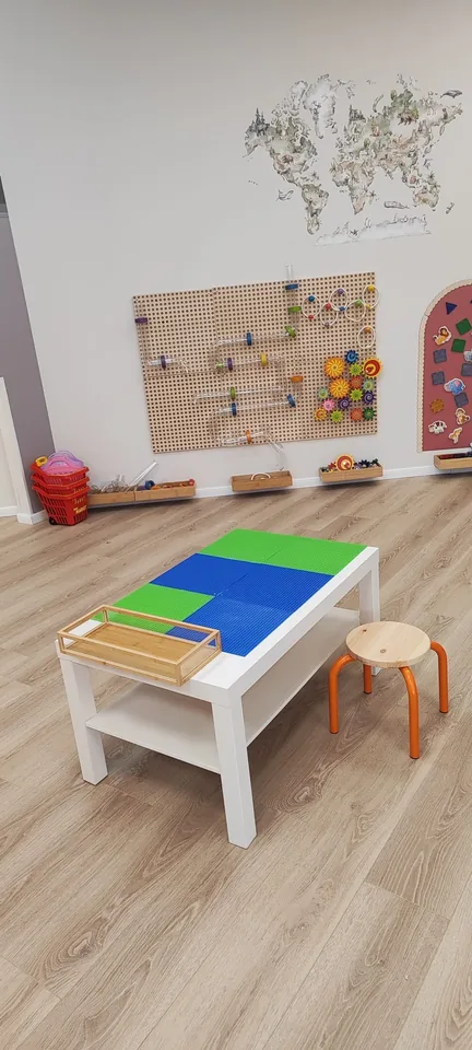 סלי קניות ומשחק סופרמרקט בחלל הגדול